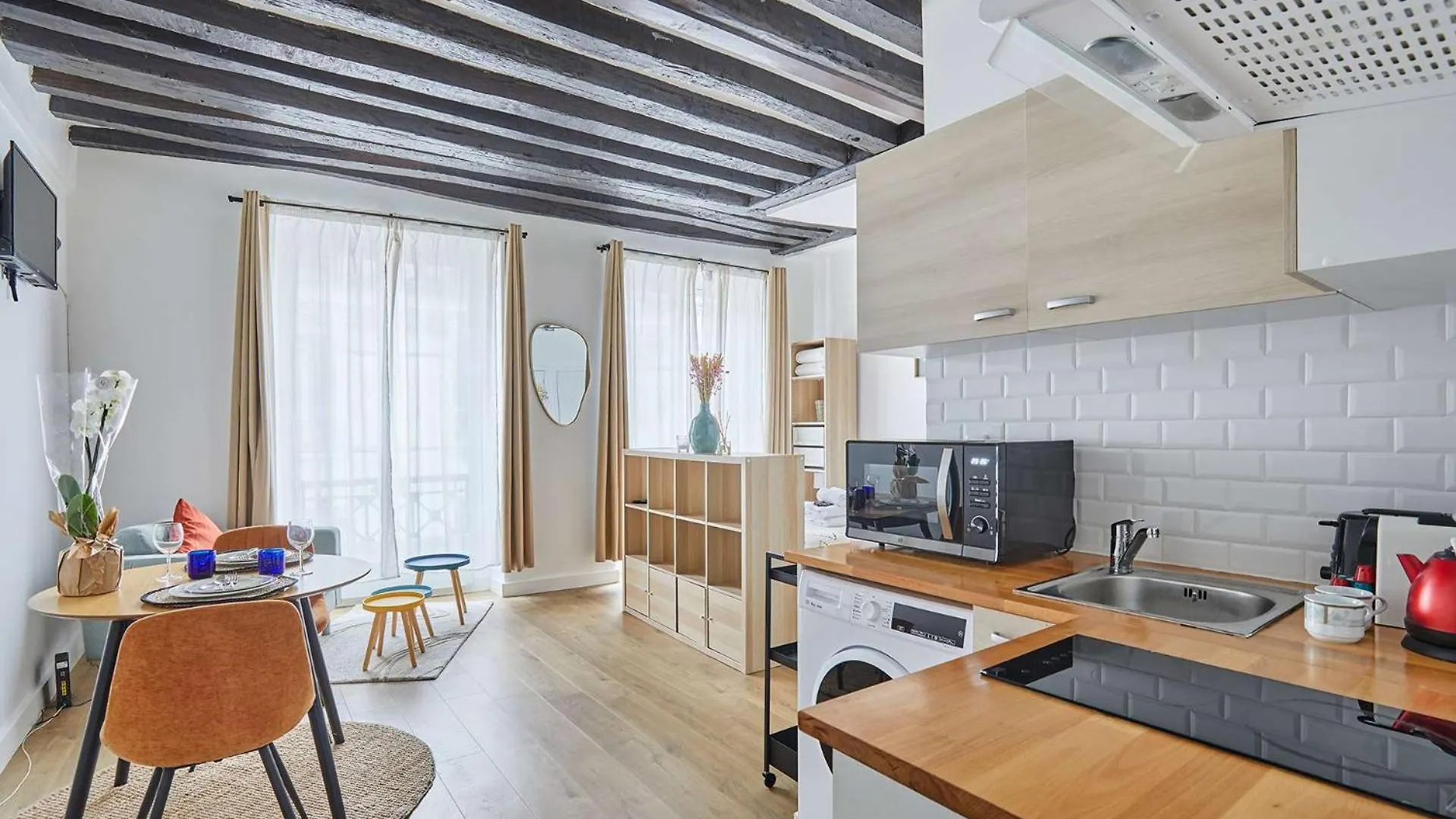 Charming Studio Center Of Paris contacts